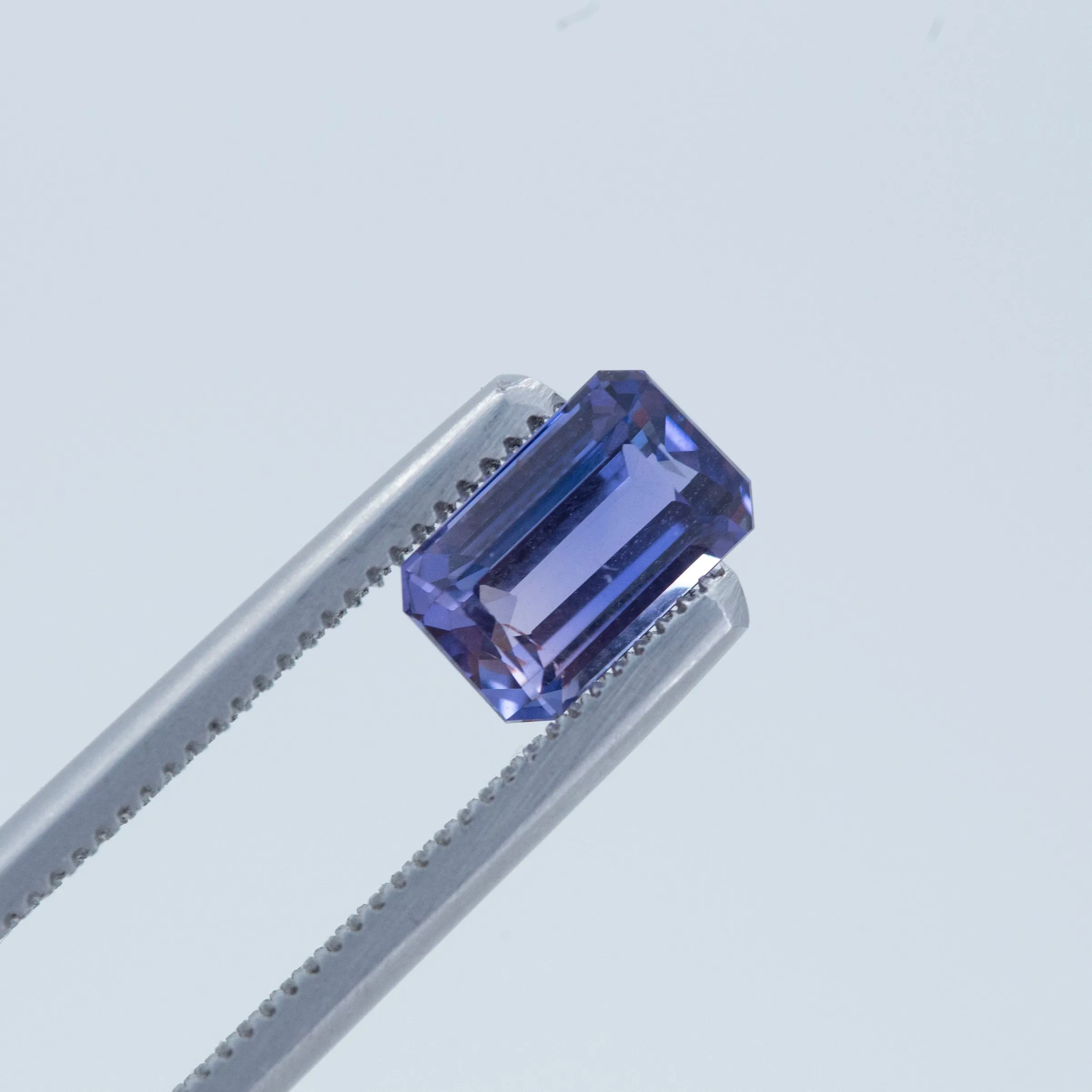 1.58CT EMERALD CUT TANZANIAN SAPPHIRE, BI-COLOR PURPLE, UNHEATED, 7.41X4.83MM