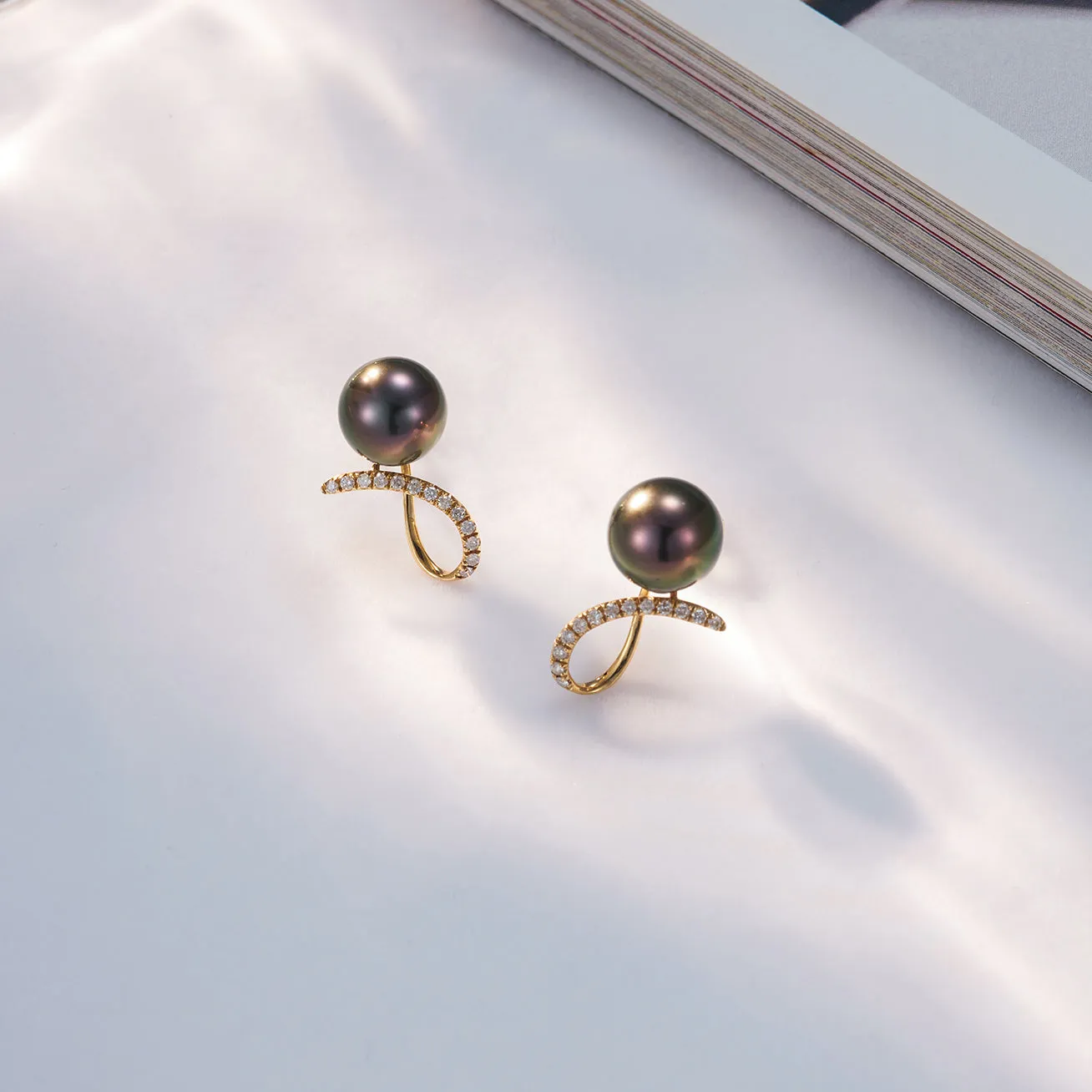 18K Gold Diamond Tahitian Pearl Earrings KE00133