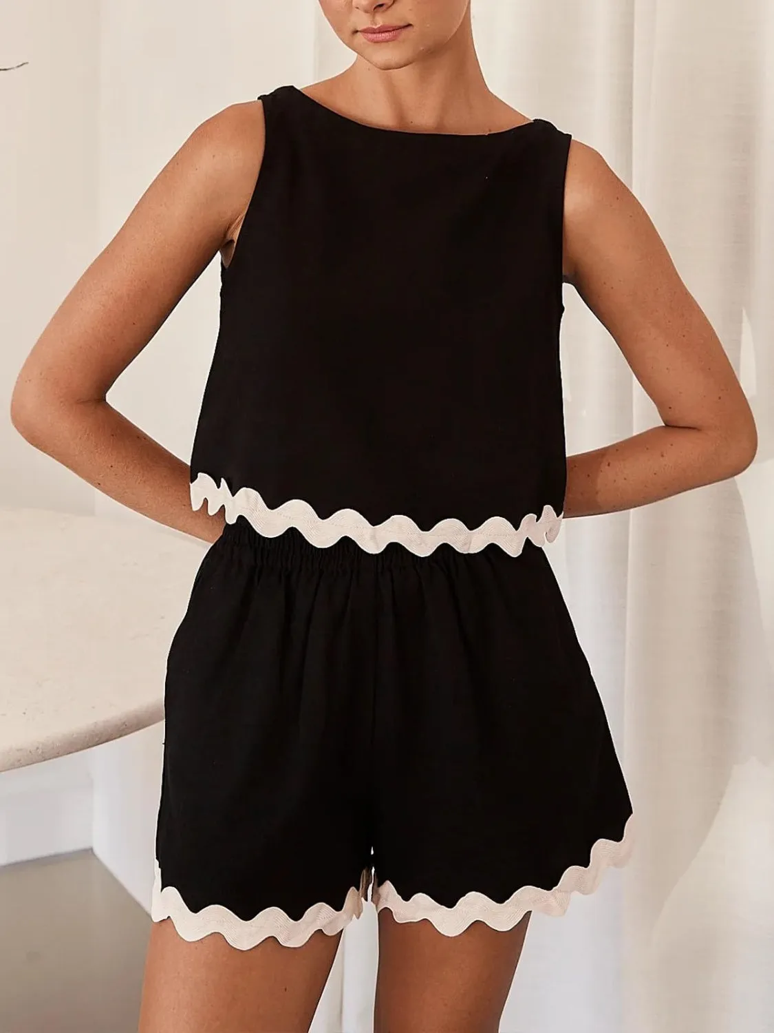 Chic Contrast Trim Top & Shorts Set - Perfect for Summer Days!