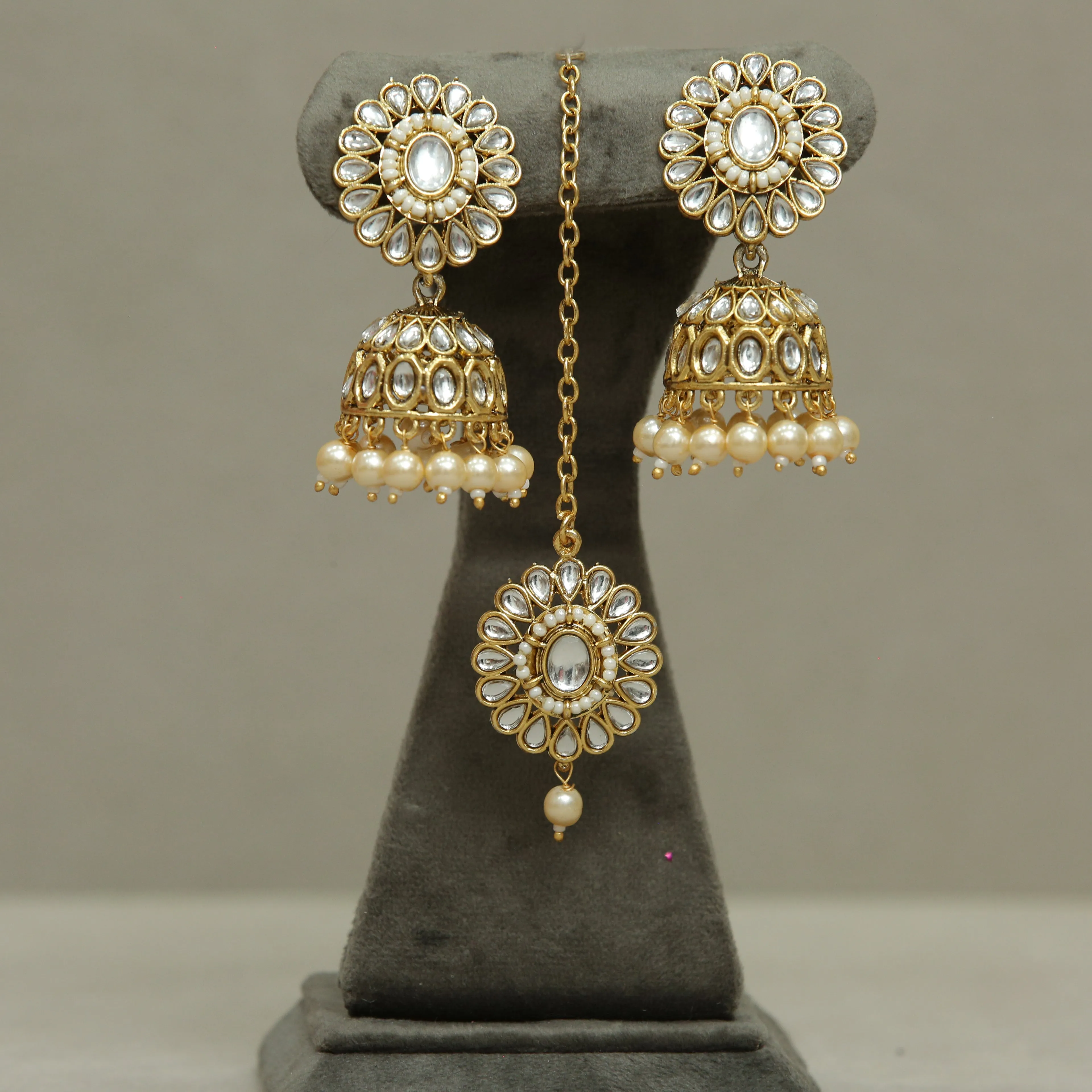 Kavya Kundan Earrings And Tikka