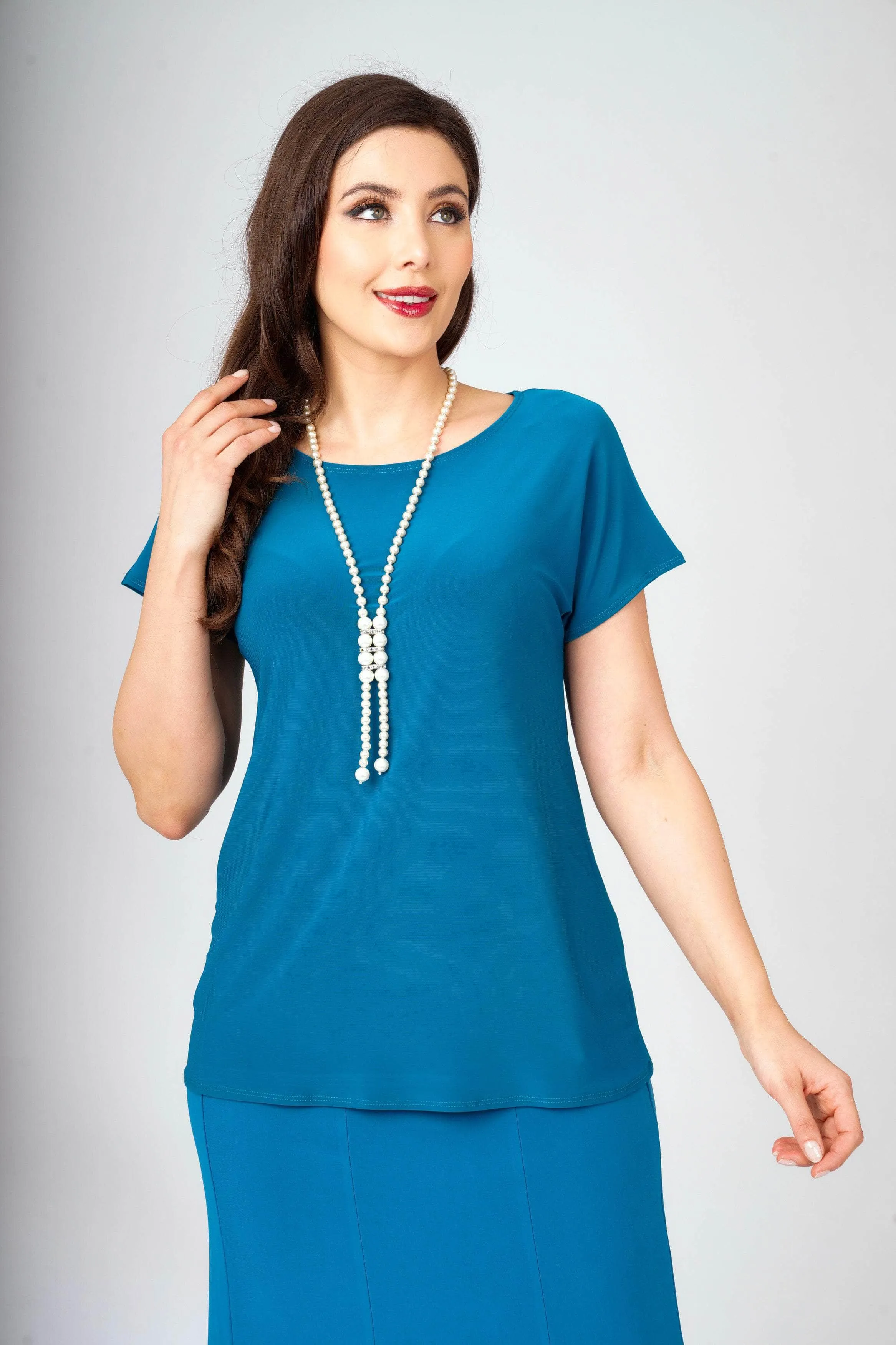 Saloos Essential Extended-Shoulder Top with Necklace